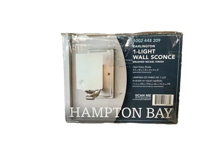 Aplique de pared de níquel cepillado de 1 luz Hampton Bay Darlington con pantalla esmerilada Foto 1 de 4