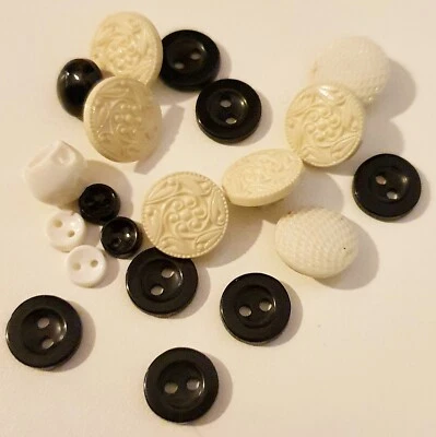 Knöpfe Konvolut Kunststoff Schwarz Weiß  6-13mm Ornament  - Bild 1 von 4
