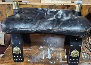 Asiento de taburete de camello egipcio antiguo de madera y cuero - Imagen 1 de 5