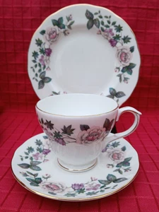 Piattino tazza da tè Duchessa inglese Fine Bone China piatto laterale rosa viola fiore ottime condizioni - Foto 1 di 12