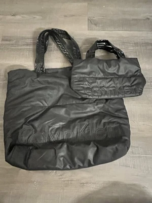Bolsa de ombro Calvin Klein preta cinza designer 19x12 reversível 100% nylon - Imagem 1 de 4