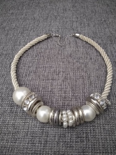 OFF WHITE Collana dichiarazione anelli tono argento cristalli perle finte corda bianco sporco