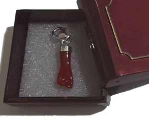Pendentif Charme Figa Argent De Loi En Rouge Protecteur 15 MM Et Carbine Coffret - Picture 1 of 2