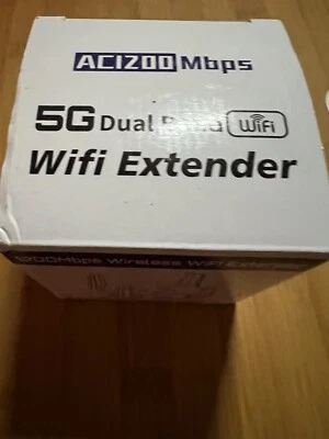  AC1200 WiFi Range Extender - White (DAP-1610) - Image 1 of 4
