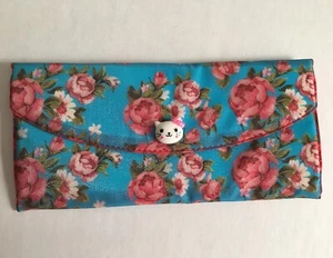 Floral Plastic Trifold Wallet Embellished with Kitty Cat Snap Button Closure - Bild 1 von 5