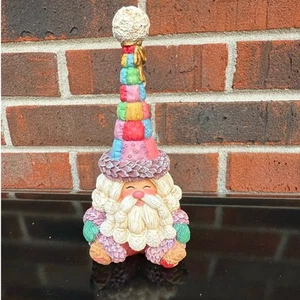 Gnomo di Babbo Natale stravagante in resina con cappello patchwork - Foto 1 di 3