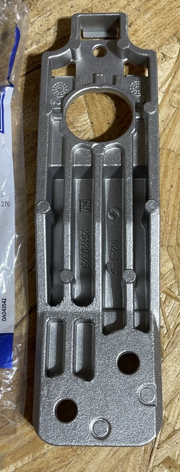 Soporte inferior del radiador GM 10-19 OEM 23120323 Foto 1 de 4