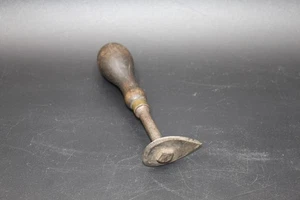 Raspador de mano triangular de metal antiguo con mango de madera y montaje de latón - Imagen 1 de 6