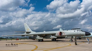 1/400/700 China's H-6K medium-range strategic bomber Finished product - Picture 1 of 7
