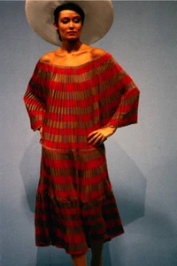 Pierre Cardin (Haute Couture) - 1991 schulterfreies plissiertes Seidenkleid, Größe 6 - Bild 1 von 6
