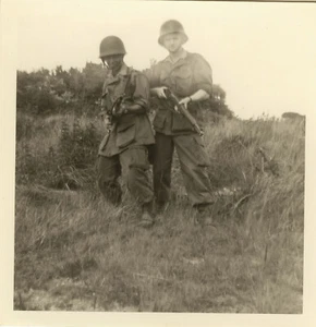 ALTES FOTO - VINTAGE SNAPSHOT -MILITÄR SOLDAT WAFFE GEWEHR - MILITARY WEAPON 1 - Bild 1 von 1