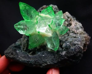 POINTED GREEN APOPHYLLITE CRYSTALS FLOWER FORMAT ON CORAL CHALCEDONY MATRIX - Picture 1 of 4