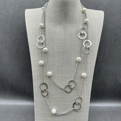 Collar de cadena larga con eslabones circulares de perlas sintéticas tono plata Lia Sophia 48" Foto 1 de 4