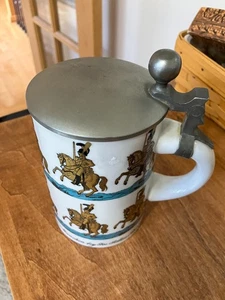 Taza Stein vintage alemana de cerámica blanca caballeros/guardias Munchen con tapa de cerveza 5 pulgadas - Imagen 1 de 12