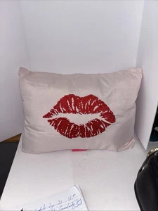 Betsy Johnson Dekokissen, Kiss Print rot, Kissen rosa - Bild 1 von 7