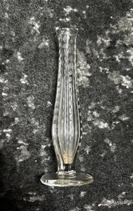 "Florero MCM oscilante de vidrio transparente pedestal con patas elásticas estriado vintage 7""" - Imagen 1 de 2