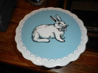 Pedestal de pastel de porcelana Grace lúpulo conejito azul de Pascua con pajarita rosa Foto 1 de 3
