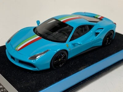 1/43 Looksmart Ferrari 488 GTB en azul bebé con rayas italianas sobre base personalizada Foto 1 de 4