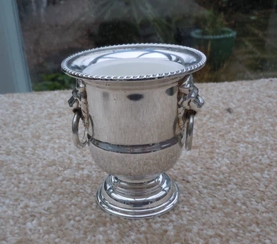 Urna/jarrón anillado con cabeza de león enchapado en plata Viners of Sheffield de colección forrado Foto 1 de 4