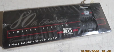 BONITO JUEGO DE DESTORNILLADORES NUEVOS 80 ANIVERSARIO EDICIÓN LIMITADA 2 piezas L()()K sin usar, en caja Foto 1 de 4