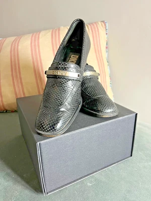 DKNY - Donna Karan - Nueva York - VINTAGE Negro Serpiente Efecto Piel EE. UU. Talla 6 1/2 Foto 1 de 4