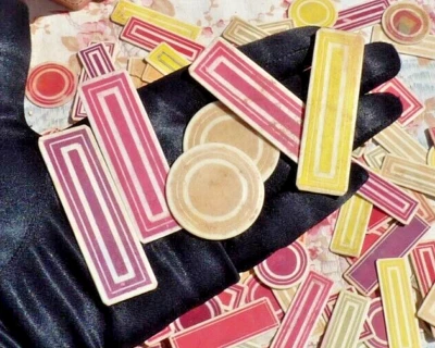 JEU ANCIEN, LOT de 153 JETONS en os gravé et de diverses couleurs XIXe - Photo 1/4