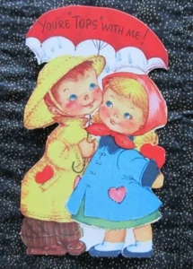 Vintage unbenutzte GIBSON Valentinskarte JUNGE & MÄDCHEN UNTER REGENSCHIRM - REGEN Du bist TOP - Bild 1 von 3