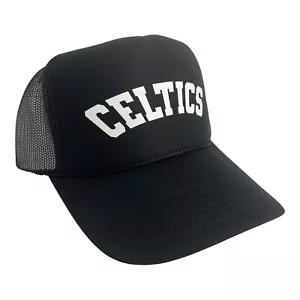 NEU BOSTON CELTICS SCHWARZE MÜTZE 5 PANEL HOHE KRONE TRUCKER DRUCKKNOPFLASCHE BOGEN SCHRIFT - Bild 1 von 5