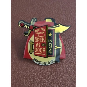 Abou Ben Adhem Shriner Hut Anstecknadeln Open the Door in 94 - Bild 1 von 3