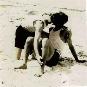 Gay Kissing on the Beach (sfocato) 4x4, tenuta uomo gay anni '30 - Foto 1 di 1