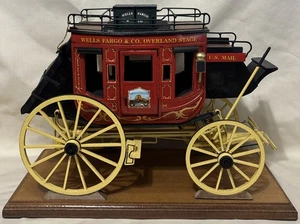 Réplica de madera de diligencia Wells Fargo - firmada por Oscar Cortés 2011 EE. UU. - Imagen 1 de 13