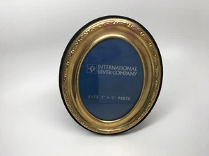 NEW! VTG INT’L SILVER CO GOLD TONE EMBOSSED OVAL EASEL BACK PICTURE FRAME - Picture 1 of 3