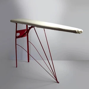 Tabla de planchar vintage de metal rojo para niños con patas plegables y cubierta acolchada - Imagen 1 de 11