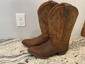 Stivali Justin uomo Stampede Western cowboy pelle 2551 ricamati 11D marrone 11 - Foto 1 di 12