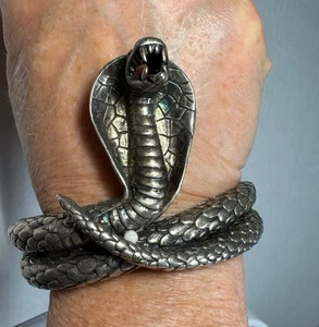 Armreif Armband aufgerollte Kobra Schlangenkopf silberfarben sehr detailliert Wilde Schlange - Bild 1 von 18