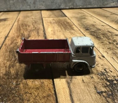 VINTAGE LESNEY MATCHBOX #3 BEDFORD 7 1/2 TON TIPPER TRUCK 1961 GRAY CAB RED BED - Image 1 of 4