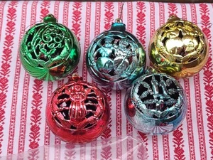 5 adornos navideños vintage de bola redonda de plástico de filigrana irrompible Bradford - Imagen 1 de 9