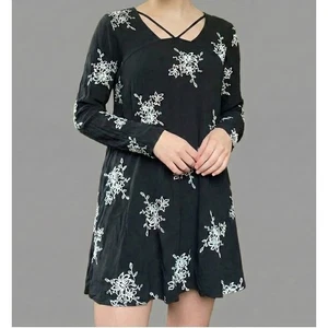 Vestido Floral Grande Xhilaration Negro Blanco Bordado Manga Larga 100% Rayón - Imagen 1 de 8