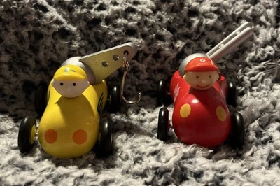 Винтажный деревянный игрушечный эвакуатор и пожарная машина DJECO - Изображение 1 из 4