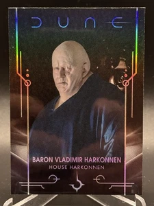 Scheda rifrattore arcobaleno 2024 Topps Chrome Dune #28 Baron Vladimir Harkonnen - Foto 1 di 2