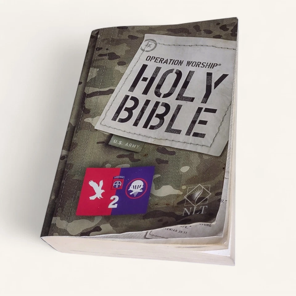 82ND AIRBORNE 2BCT EDITION MULTICAM OPERATION WORSHIP HOLY BIBLE NLT TYNDALE Foto 1 de 4