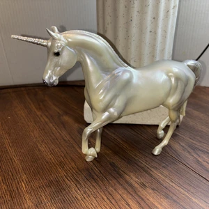 Unicorn Breyer Reeves Horse White Silver Purple Hair Sarafina Glitter Tail Mane - Picture 1 of 4