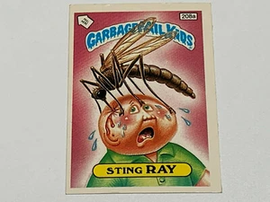 Tarjeta 1987 UK Garbage Pail Kids quinta serie: 208a Sting Ray - pancarta 'kids' - Imagen 1 de 2