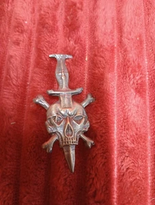 Colgante prendedor calavera y huesos cruzados Segunda Guerra Mundial - Imagen 1 de 3