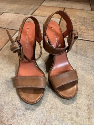 Sandalias Via Spiga de cuero tostado con tacones altos y hebilla gruesa al tobillo talla 8M Foto 1 de 4