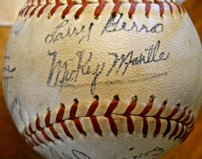 NEW YORK YANKEES SIGNED BASEBALL FROM EARLY '60'S, USED IN GOOD CONDITION - Image 1 of 4