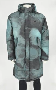 Fred Perry Herren Steppmantel Gr. XL grün Kapuze Logo Primaloft - Bild 1 von 13