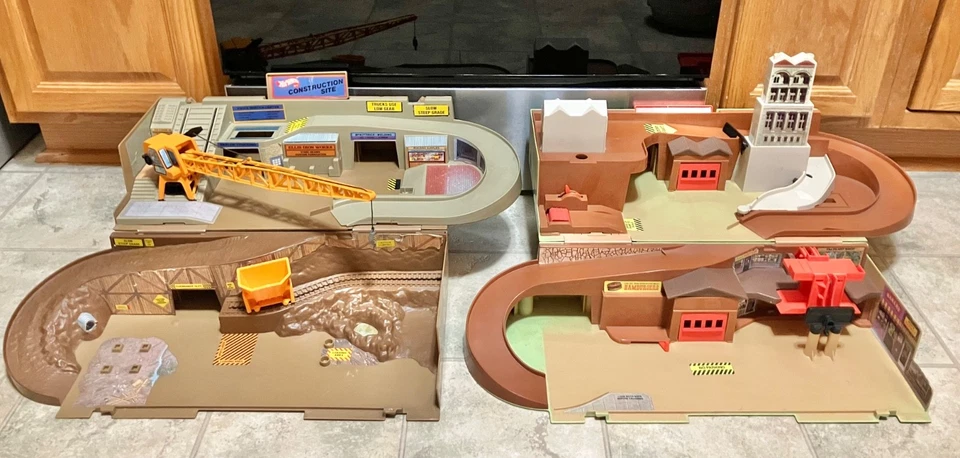 Mattel Hot Wheels City & Construction Site Sto N Go Lot Of 2 Playsets 1980 & 82 - Image 1 of 4