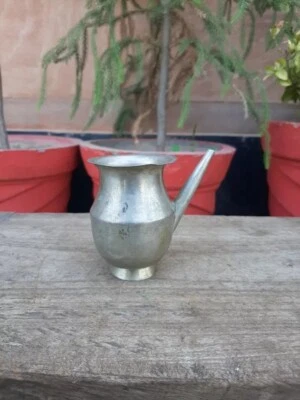 Antigua olla de agua bendita religiosa de latón primitivo del siglo XIX de colección con caño Foto 1 de 4