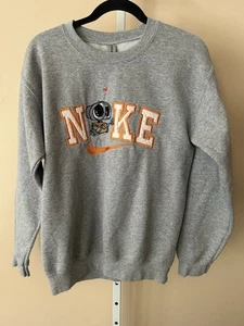 Nike bestickt Center Swoosh Wall-E. grau Crew Sweatshirt Größe Small/M individuell - Bild 1 von 15